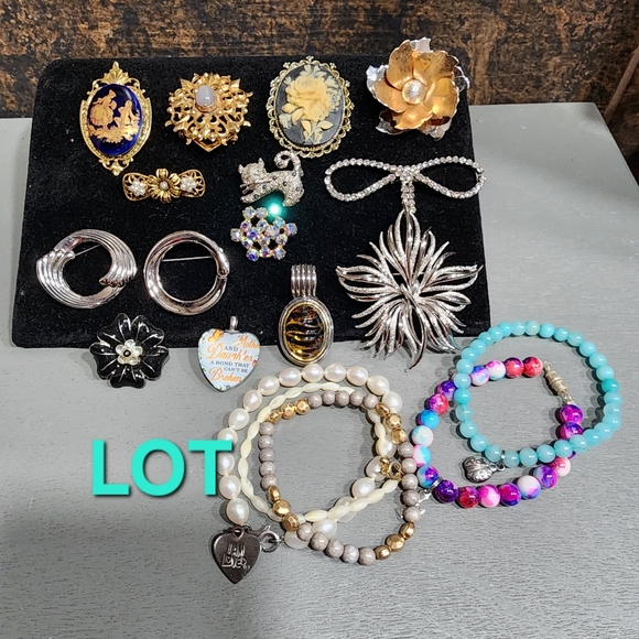 costume jewelry Jewelry - Lot of costume fashion jewelry pendants brooch bracelets rhinestone flowers